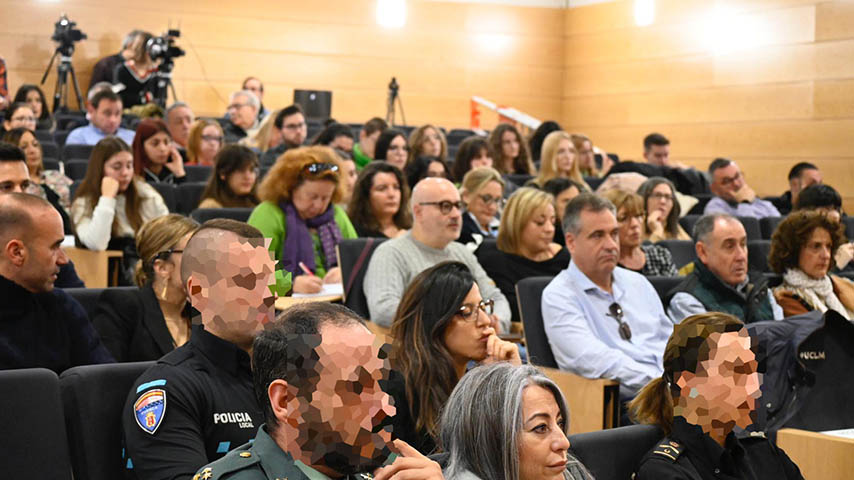 La ciberviolencia de género y el ciberacoso centran la última sesión de las jornadas de igualdad celebradas en Cuenca.