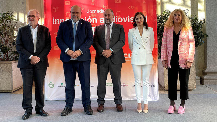 Participantes en la inauguración de la jornada sobre periodismo y tecnología.