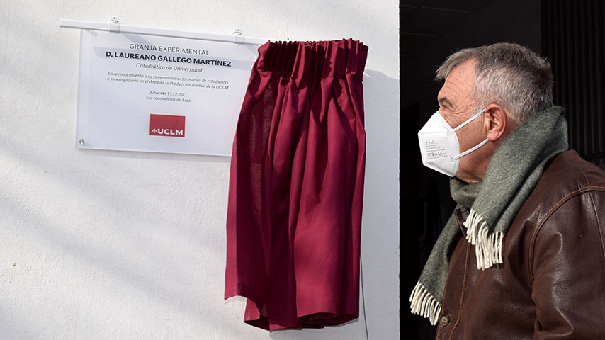 Laureano Gallego descubre una placa de homenaje