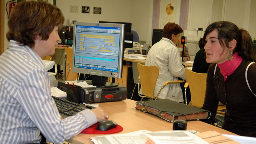 Una empleada pública atiende a una usuaria