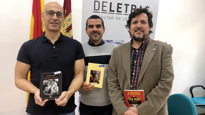 Desde la izquierda, el escribor Santiago Casanova, el director de la Editorial Verbum, Luis Rafael Hernández; y el decano de Letras, Matías Barchino