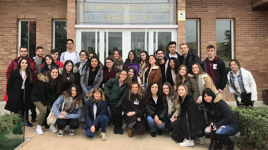 La profesora Rodríguez Yagüe -agachada, segunda por la izquierda-, junto a los alumnos que participaron en el seminario