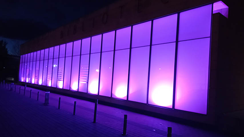 La Biblioteca de Cuenca, iluminada de violeta por el 25N
