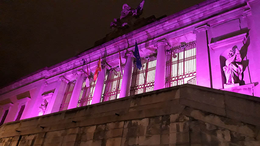 El Campus de Toledo, iluminado de violeta por el 25N