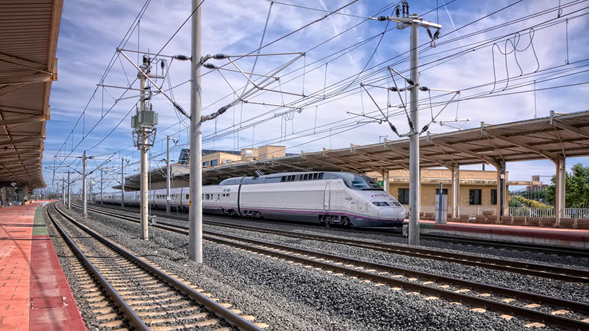 Un tren AVE entrando en la estación de Ciudad Real