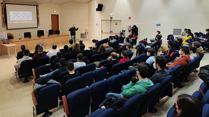 El experto en seguridad digital Antonio Ramos, durante su visita a la Escuela Superior de Informática de Ciudad Real