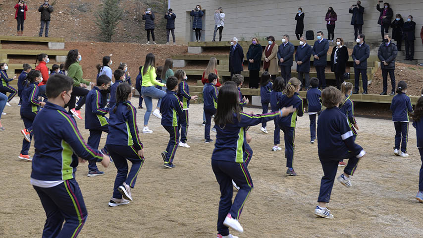 Actuación en el Ágora Natural de la Facultad de Educación.