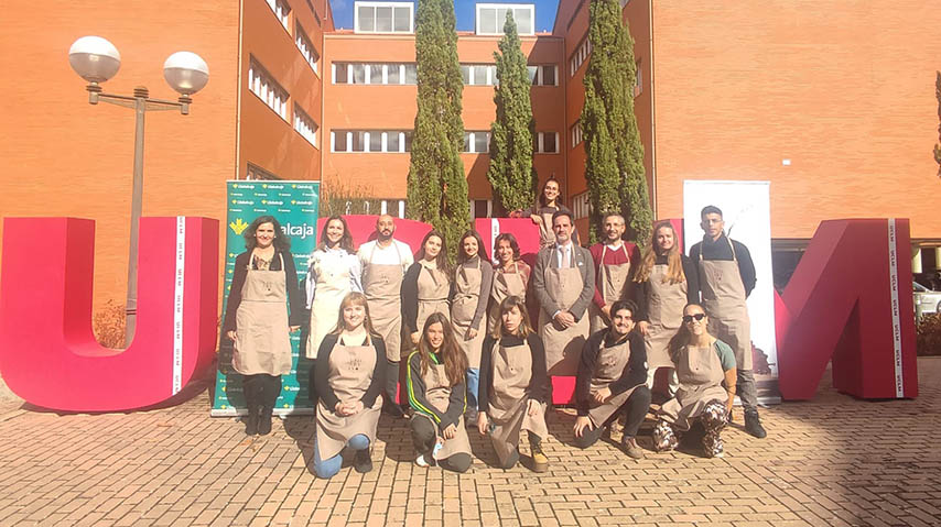 Alumnos del proyecto Vidartis, junto al vicerrector de la UCLM César Sánchez Meléndez