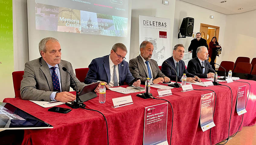 El rector -centro-, flanqueado por el secretario de Estado de Memoria Democrática y el delegado del Gobierno en Castilla-La Mancha