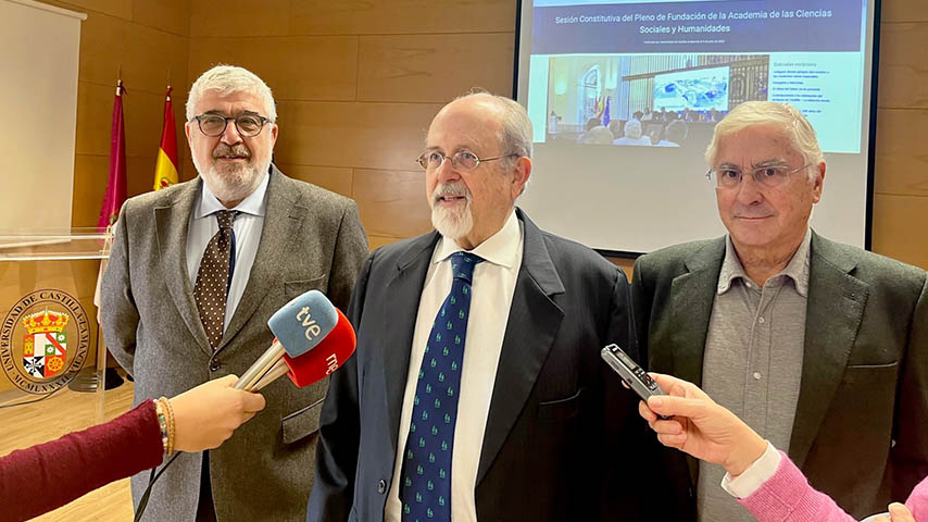 Luis Arroyo flanqueado por José Juan Ruiz y José María Barreda