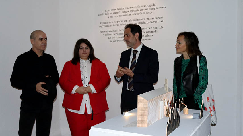 Isidro Ferrer -izquierda-, en la exposición con uno de los dioramas que construyó para ilustrar la obra
