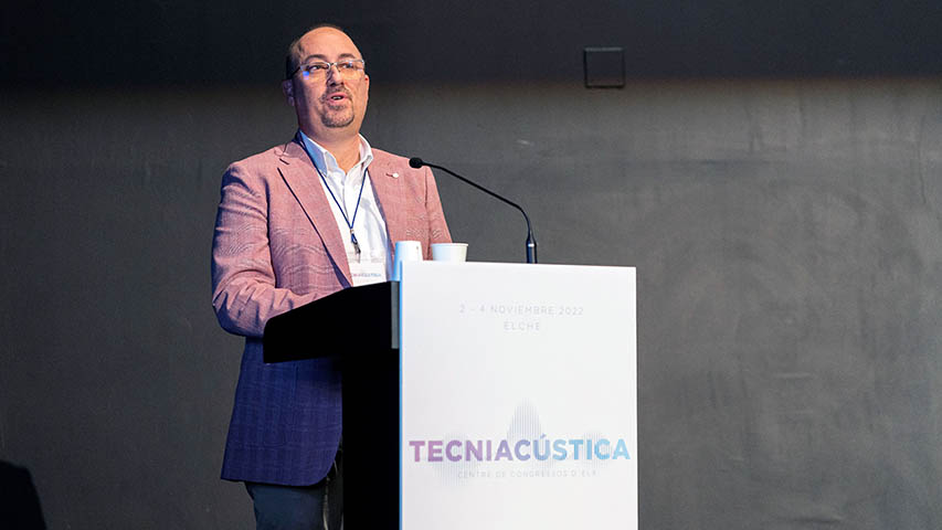 El profesor de la UCLM Samuel Quintana en la última edición de Tecniacústica, celebrado en Elche