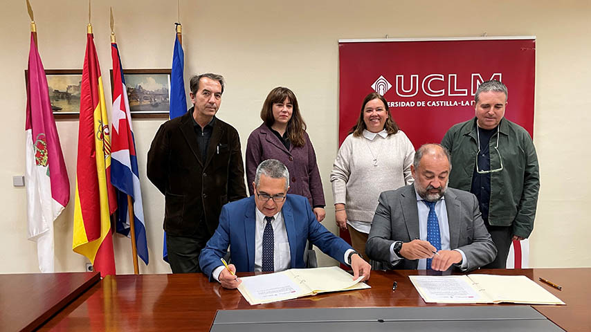 El rector y el embajador de Cuba durante la firma del convenio.