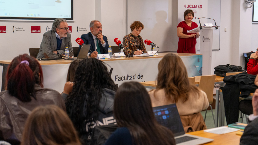 Inauguración del foro de FAPE en la Facultad de Comunicación.