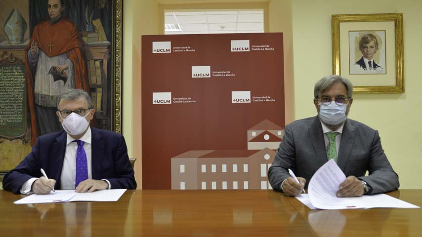 Firma del convenio UCLM y Quirónsalud Ciudad Real.