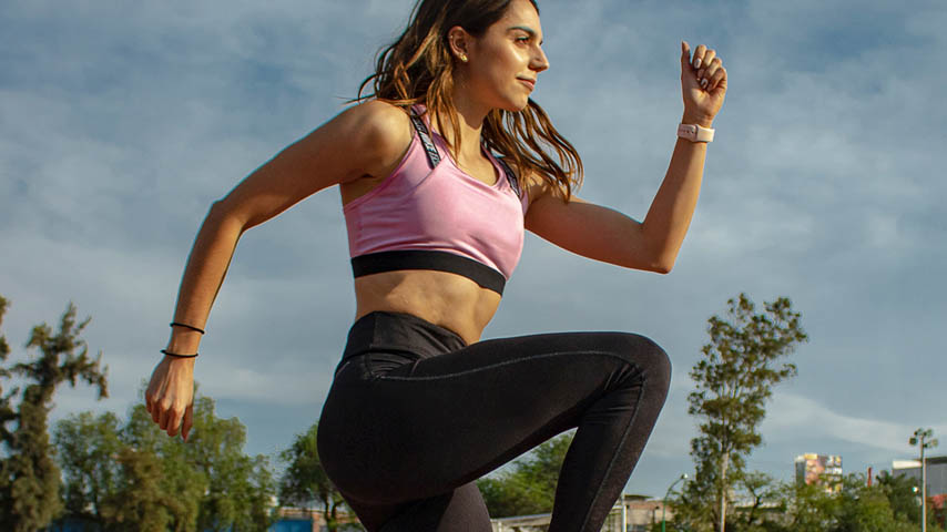 Atleta haciendo deporte en la calle