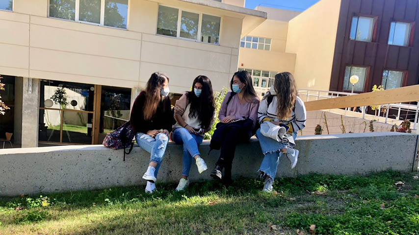 Cuatro estudiantes en los aledaños de la escuela de Caminos