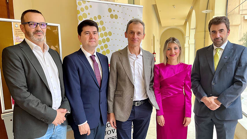 Personalidades participantes en el acto de la AJE