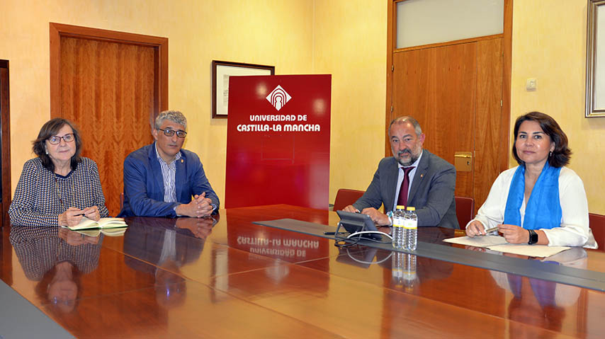 Reunión del rector de la UCLM, Julián Garde, con la directora de la ANECA, Pilar Paneque.