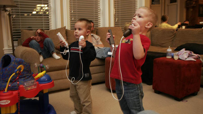Dos niños juegan con un videojuego de actividad física