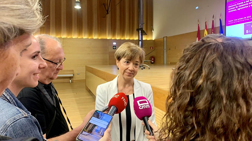 La delegada del Rector para Políticas de Igualdad, Carmen Díaz Mora, atiende a los medios