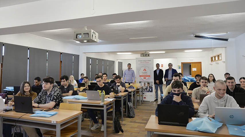 Taller sobre cyberseguridad de la UCLM y el Incibe.