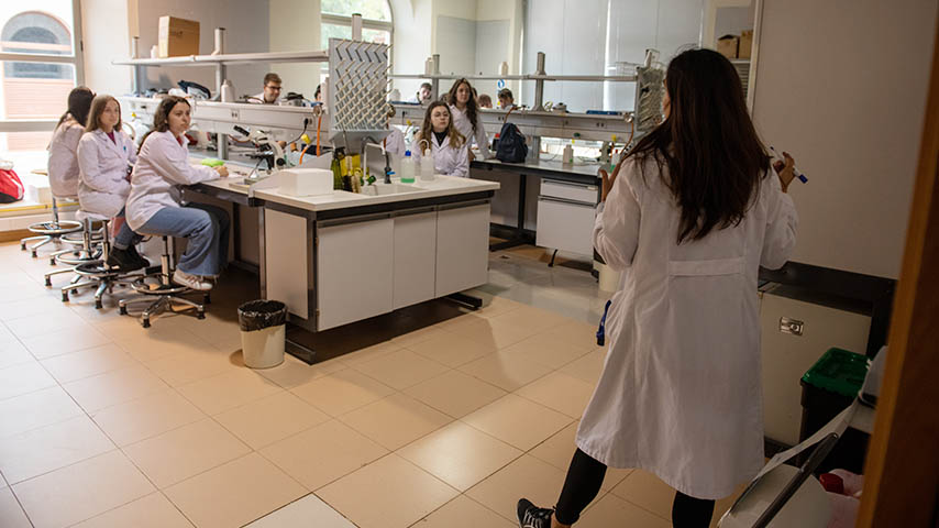 Un grupo de alumnas en un laboratorio