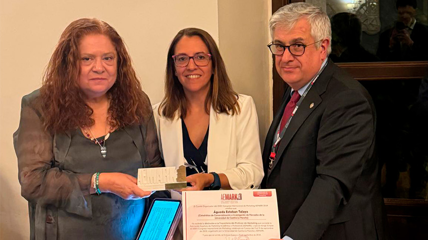 Águeda Esteban Talaya en la entrega del reconocimiento otorgado por AEMARK.