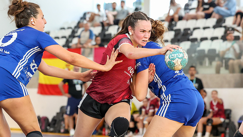 María Laguna (1), Paula Quiles (2,portera) y Jimena Laguna (3) compiten en el Beach Handball Champions Cup Women 2024 en Portugal.