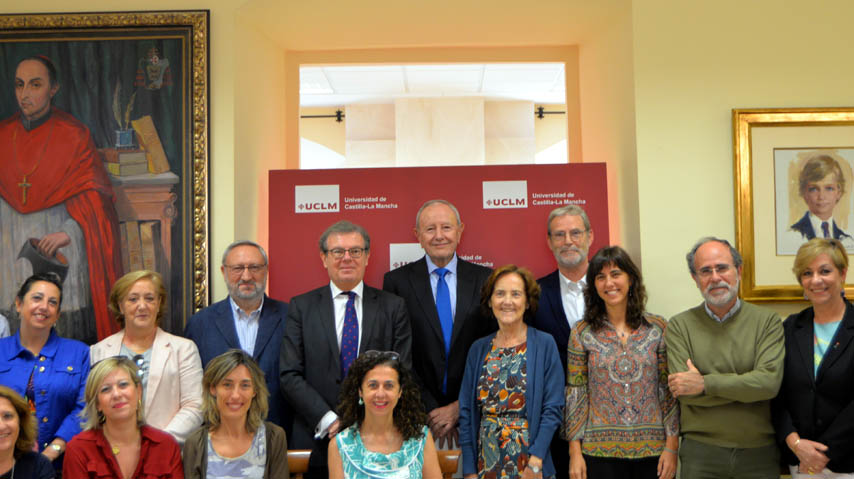 El profesor Elguero -centro, con corbata azul claro, junto al rector-, con algunos de los investigadores que le han acompañado