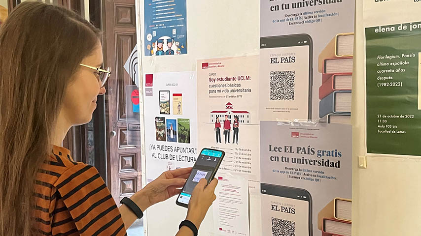 Una empleada de la UCLM accede al contenido de El País a través del QR