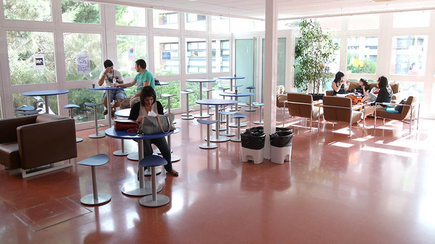 Un grupo de estudiantes en la Biblioteca General de Albacete