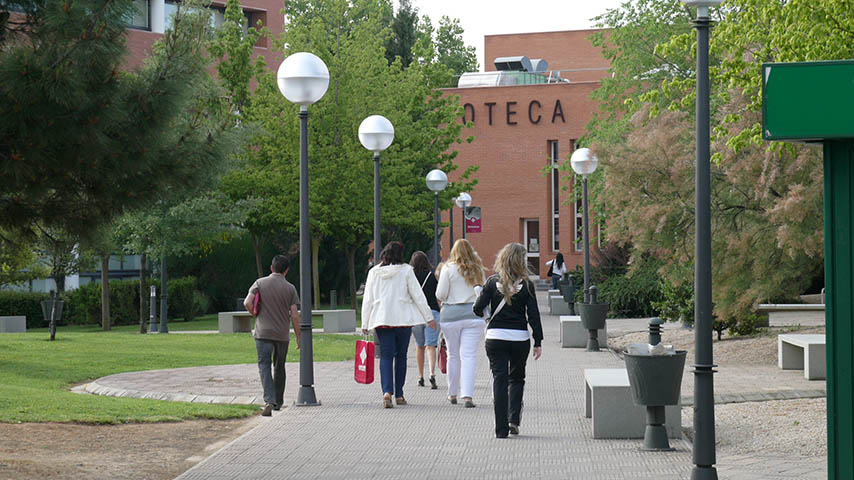 Un grupo de personas pasea por el Campus de Albacete