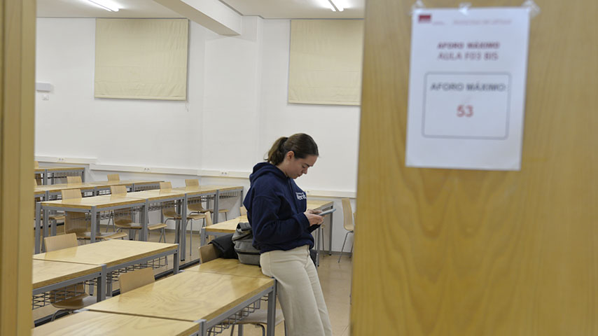 Una alumna en un aula de la UCLM