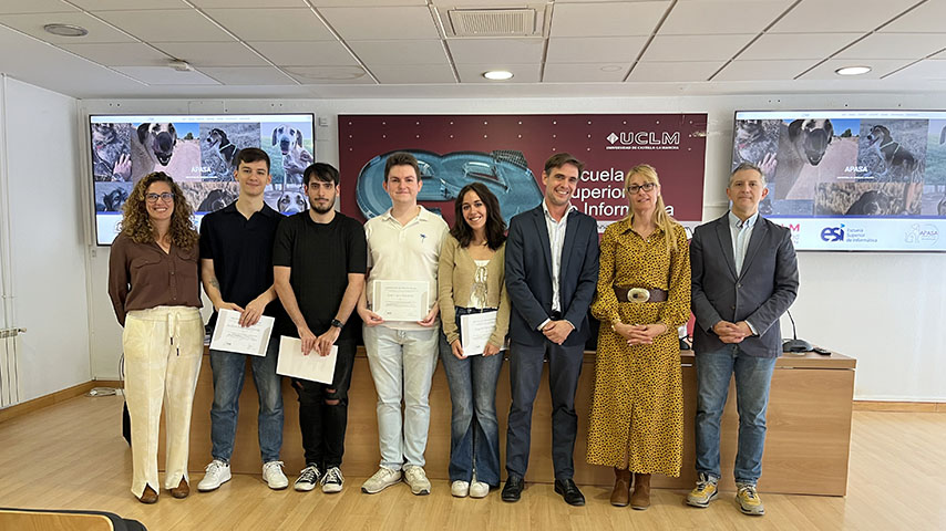 Estudiantes y profesores en la presentación de la web de APASA