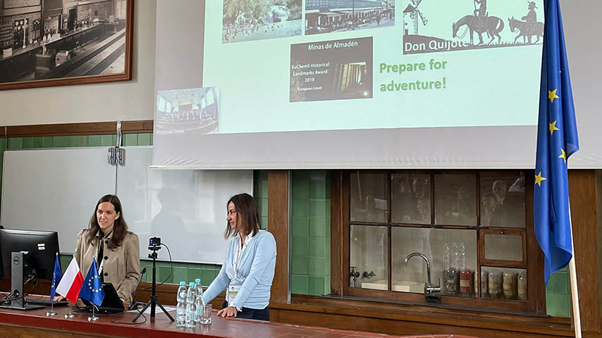 La profesora Ana María Borreguero -izquierda- presenta el Departamento de Ingeniería Química de la UCLM