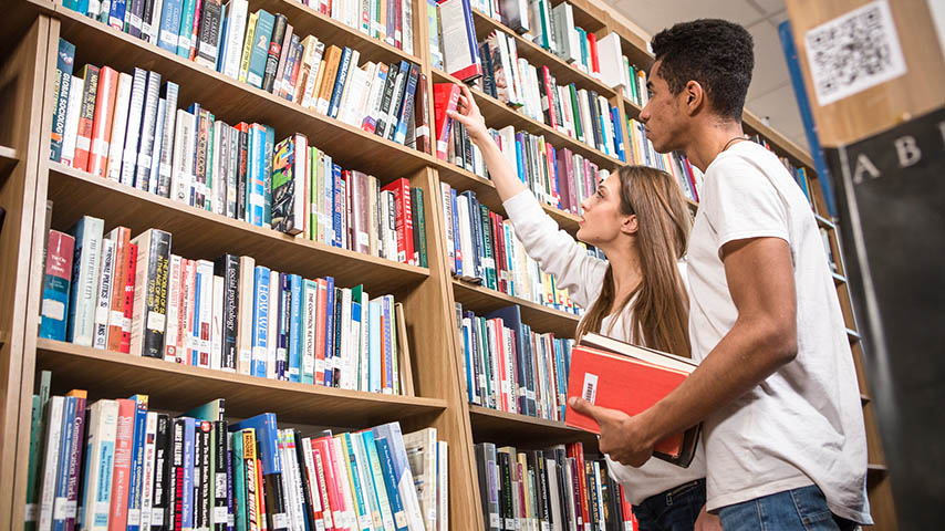 Dos estudiantes en la biblioteca