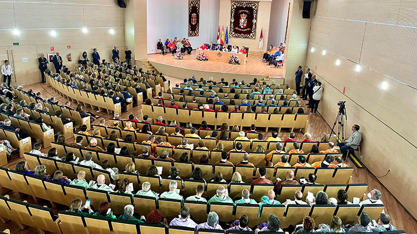 Imagen cenital del Paraninfo de Cuenca durante la apertura del curso académico