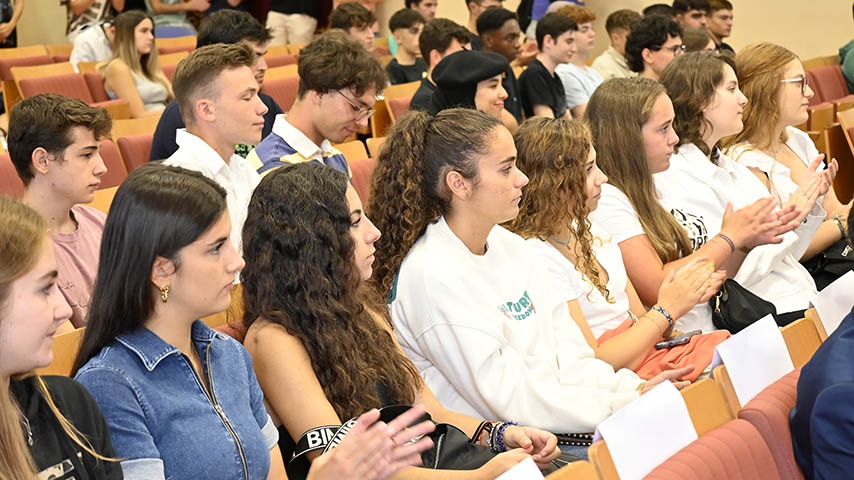 Estudiantes en la inauguración del grado de Ingeniería Biomédica