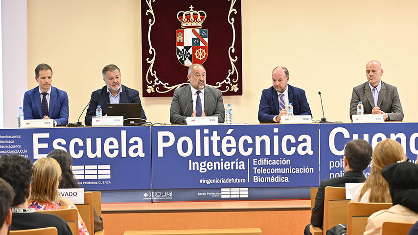 Mesa de autoridades del acto de bienvenida de Ingeniería Biomédica en Cuenca