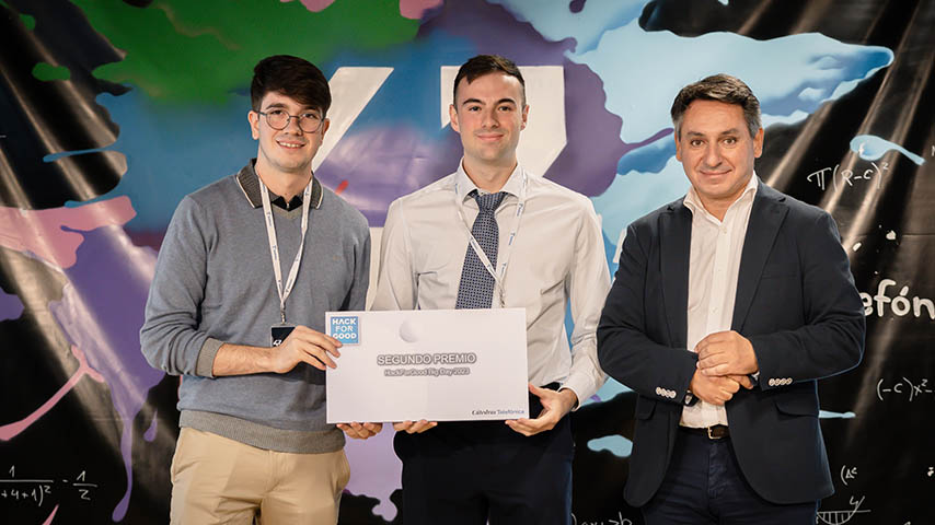 Daniel Iradier y Juan Cano, dos de los estudiantes de la UCLM premiados, junto al Director de RRII de Telefónica España, Antonio Bengoa