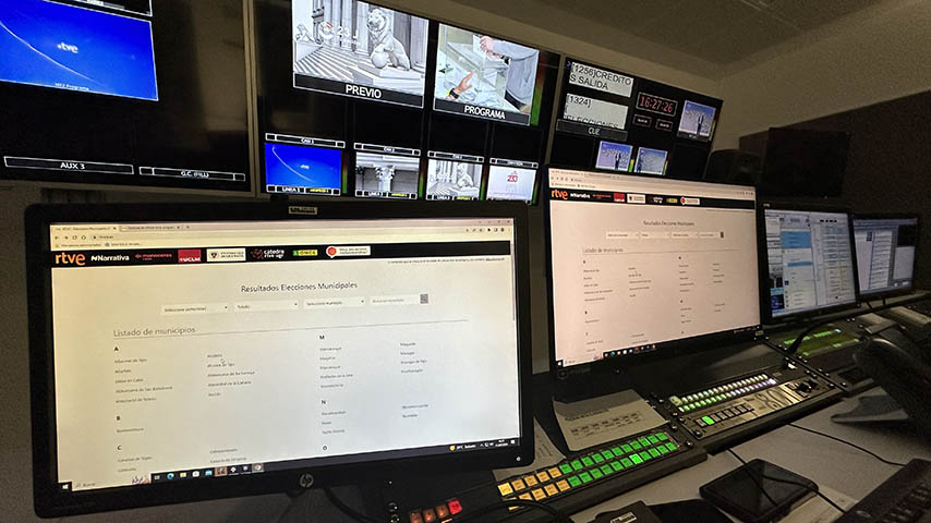 Monitores de ordenador con información sobre la jornada electoral del 23 de julio de 2023