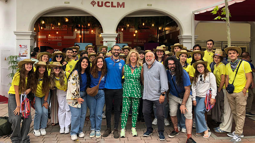 Visita participantes Ruta Inti al stand UCLM Feria AB