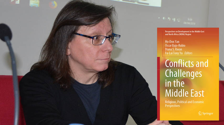 El profesor Óscar Bajo y la portada del libro