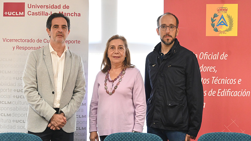 Firma del convenio para los premios TFG con el Colegio Oficial de Aparejadores, Arquitectos Técnicos e Ingenieros de Edificación de Cuenca