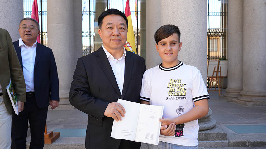 Vindio Villa Tejado entrega su libro al gobernador de Jiangxi.