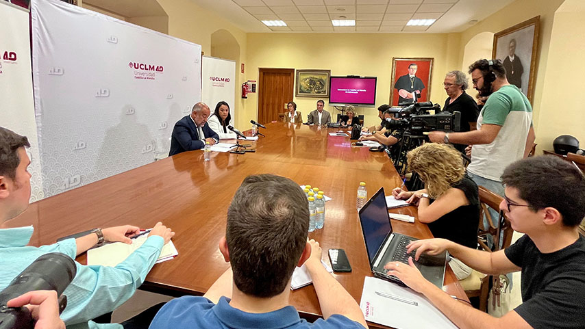 El rector y la secretaria general han presentado los actos por el cuadragésimo aniversario de la UCLM