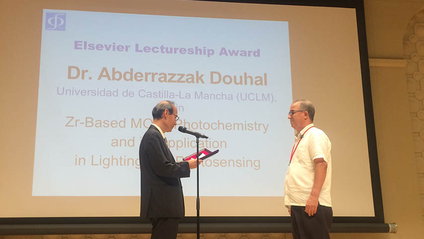 El profesor Hitoshi Tamiaki, presidente de la asociación japonesa de fotoquímica, entrega el premio de investigación al docente de la UCLM Abderrazzak Douhal. 