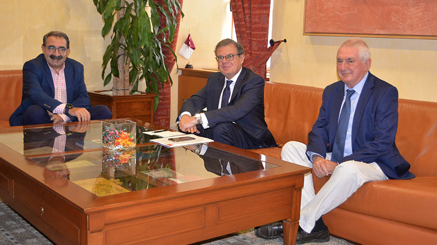 Reunión del rector de la UCLM, Miguel Ángel Collado, con el consejero de Sanidad, Jesús Fernández.