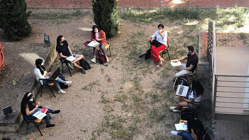 Estudiantes de la Escuela de Caminos, Canales y Puertos de Ciudad Real dan clase al aire libre